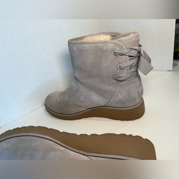 UGG CLASSIC MINI DREW SUNSHINE PERF SEAL BOW ANKLE BOOT - Picture 4 of 16